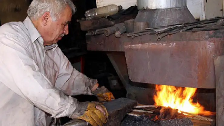 Demir ustalarının Ramazan'da aşırı sıcakla sınavı