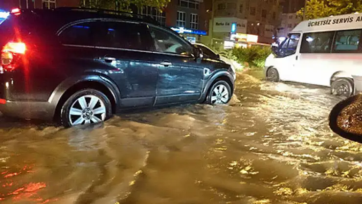 Ankara'da sağanak, su baskınlarına neden oldu