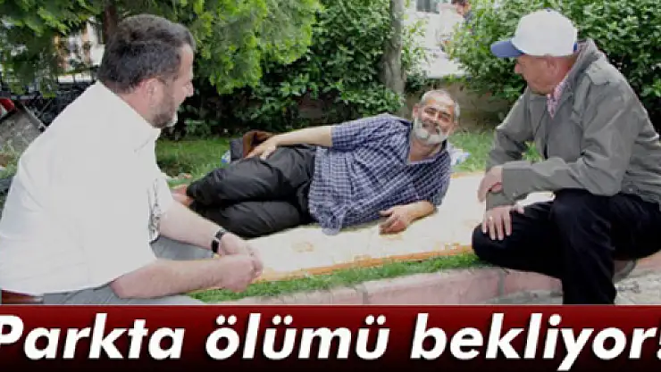 Parkta ölümü bekliyor