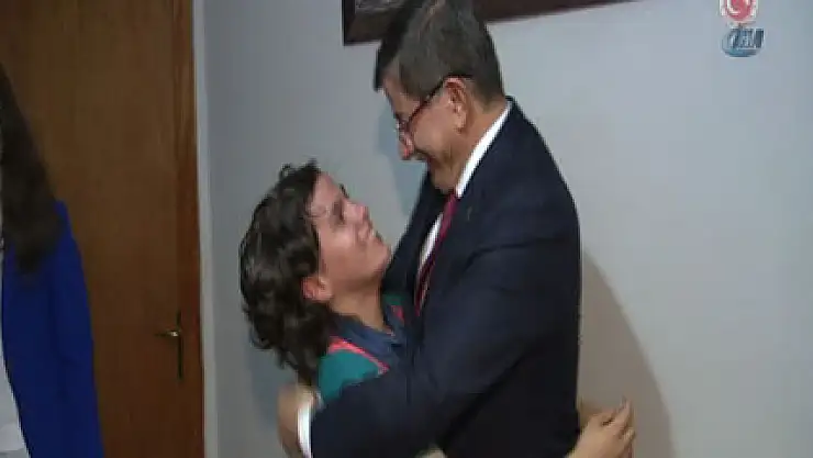 Başbakan Davutoğlu'dan Çocukevi'ne sürpriz ziyaret