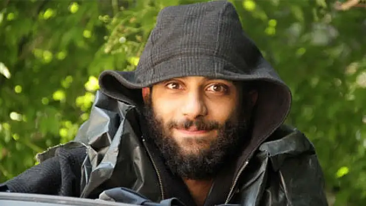 Aşkından 7 yıldır otobüs durağının tepesinde yaşıyor