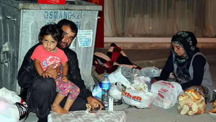 Çöpten yemek toplayarak yaşıyorlar