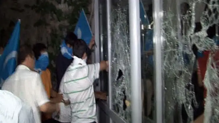 Şişli'deki Tayland Başkonsolosluğu'na girdiler