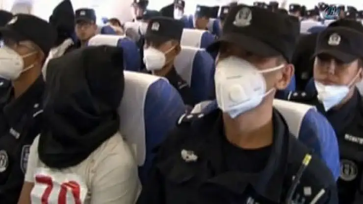 Uygur Türkleri başlarına çuval geçirilerek Çin'e getirildi