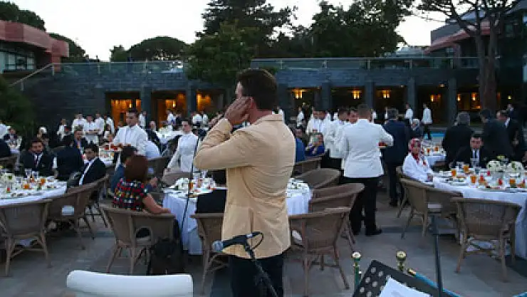 Cumhurbaşkanı iftar verdi, Mustafa Ceceli ezanı okudu