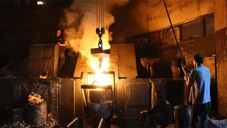 Ekmeklerini 1550 derecelik sıcaktan çıkarıyorlar