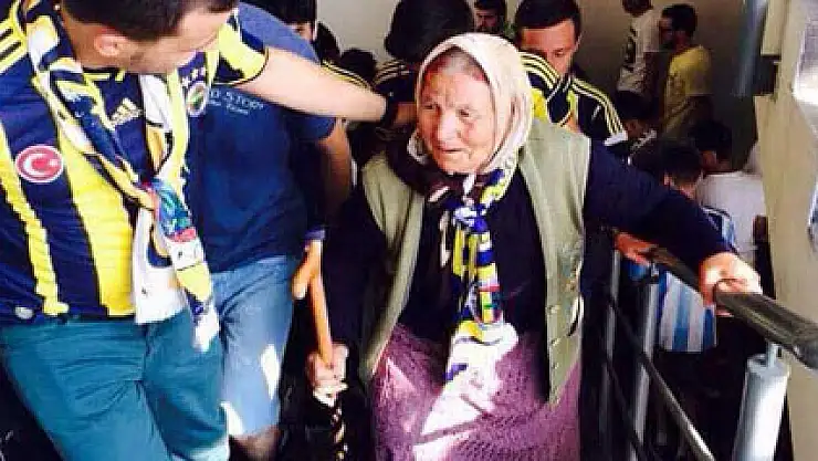 Robin Van Persie'yi görmeye bastonuyla geldi