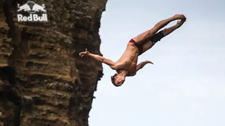 27 metrelik uçurumdan suya atladılar