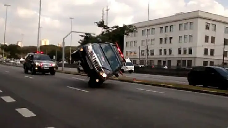 Polis aracı böyle devrildi
