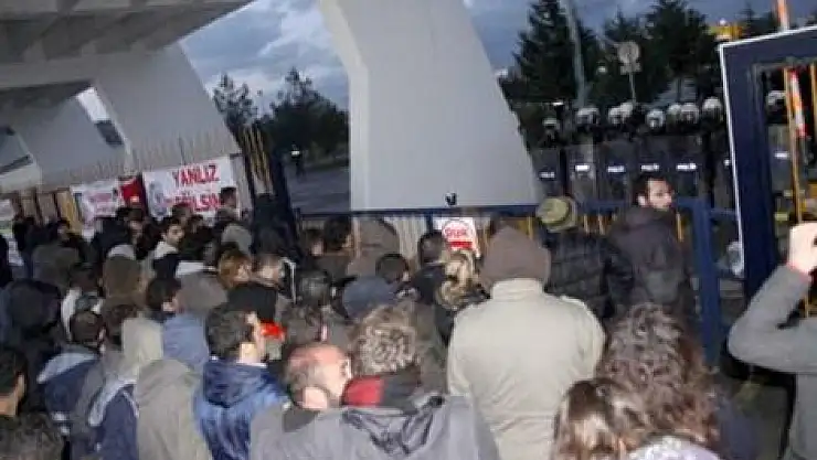 120 işçi polis zoruyla tahliye edildi