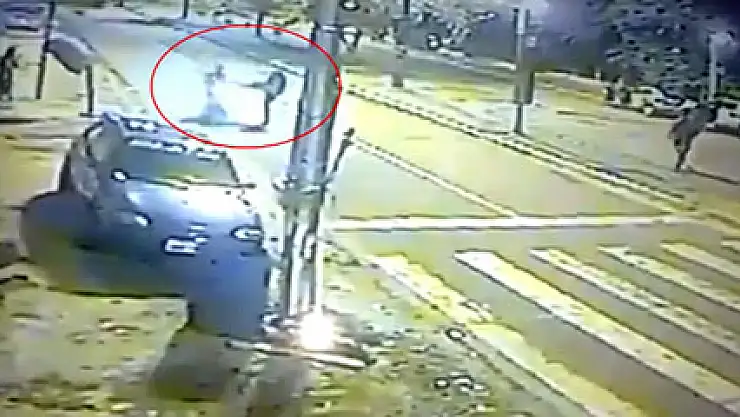 Motosikleti tekmeyle durdurdu