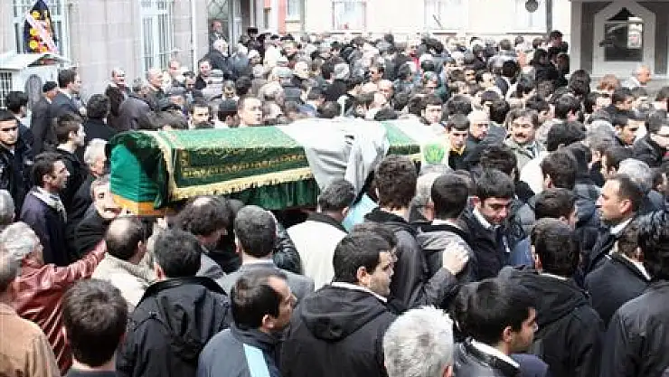 Beyin kanaması geçiren öğretmen toprağa verildi