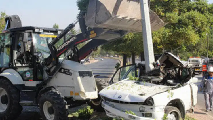 Kağıt gibi olan otomobilden sağ çıktılar