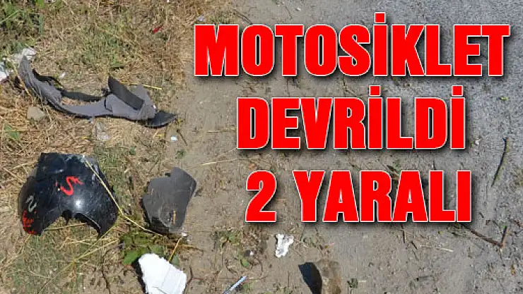 MOTOSİKLET DEVRİLDİ: 2 YARALI