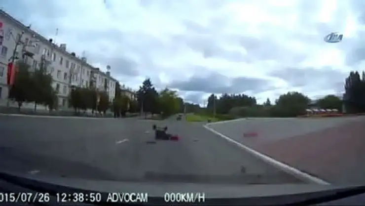 Sürücünün çarptığı bebek metrelerce savruldu