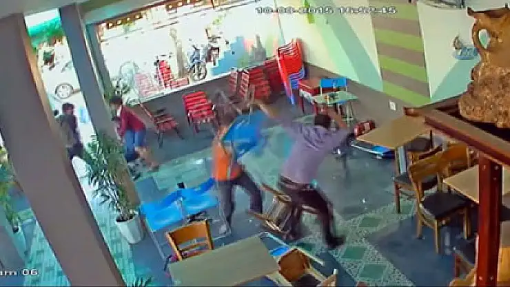 Kafedeki kavga sandalye savaşına döndü