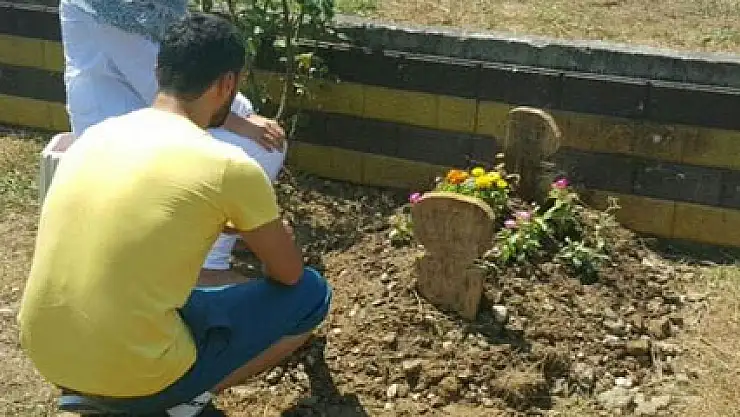 Kenan Sofuoğlu oğlunun mezarında
