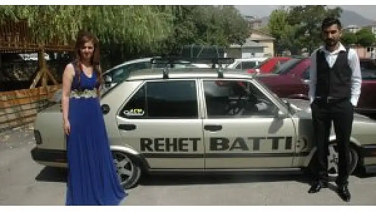 Modifiye araç tutkunundan ilginç evlilik teklifi