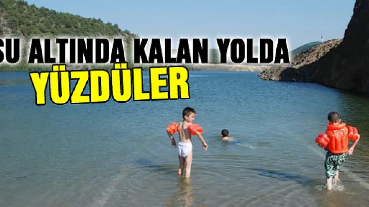 Su altına kalan yolda yüzdüler