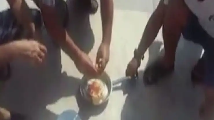 Adana'nın sıcağı tavada yumurta pişirtti