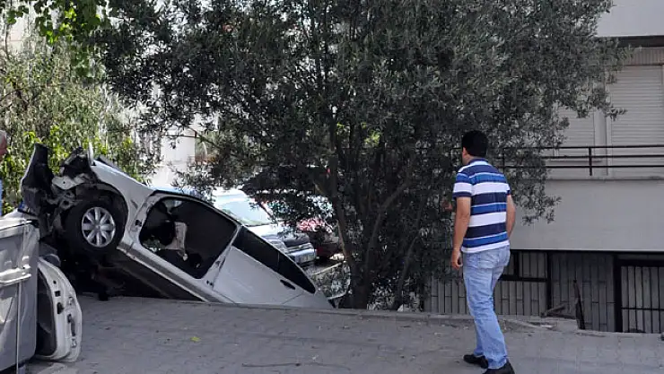 Otomobil evin bahçesine uçtu