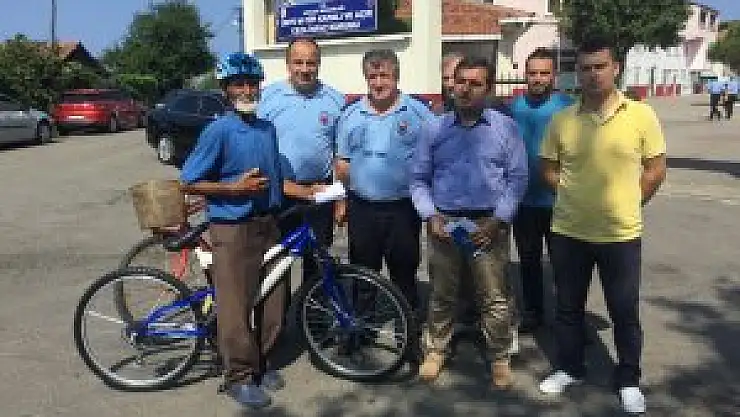 TORUNU İÇİN BİSİKLETLE BİN KM YOL GİDEN DEDEYE YENİ BİSİKLET