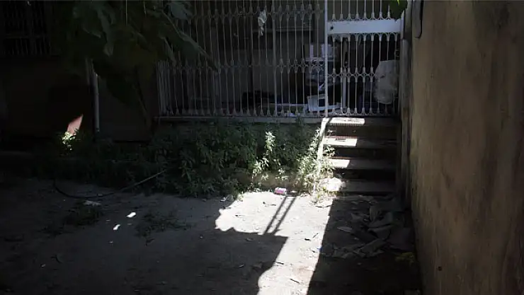 Çarşafın düğümü çözülünce yere çakıldı