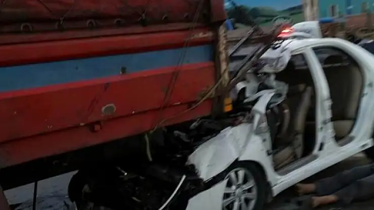 Otomobil kamyona çarptı: 3 ölü, 3 yaralı