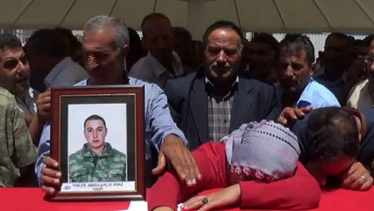 Vanlı şehit asker Kürtçe ağıtlarla toprağa verildi