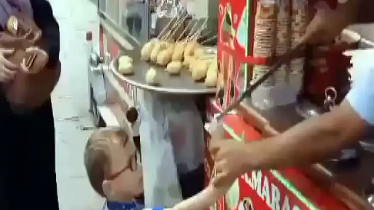 Sinirli çocuğun dondurmacıyla imtihanı