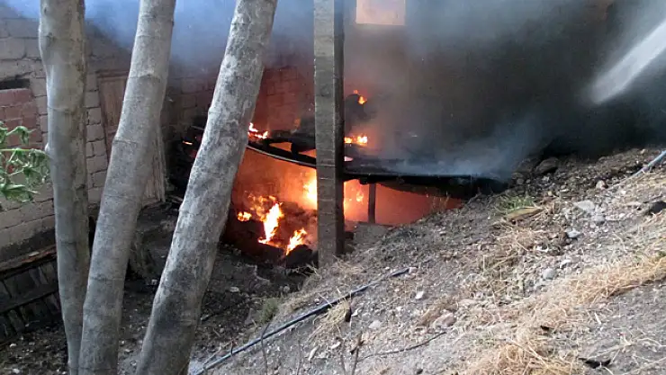 Ahşap ev kül olmaktan son anda kurtarıldı