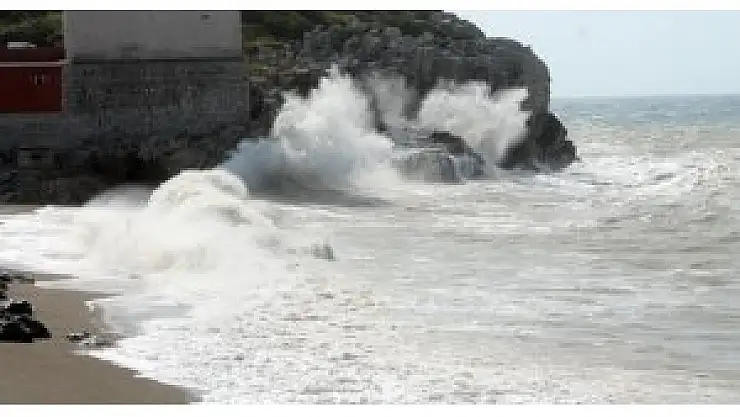 Dalgalar kıyıyı dövdü