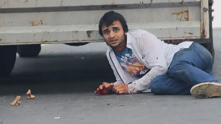 Kamerası bozulan muhabir çatışmayı cep telefonuyla çekti