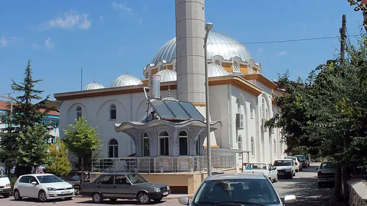 Camiye giren hırsızlık şüphelisi güvenlik kamerasında