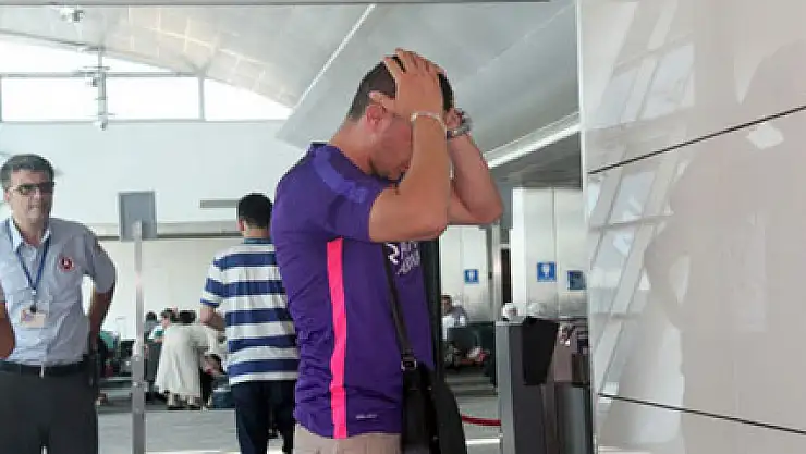 Kaçırdığı uçağın peşinden koştu