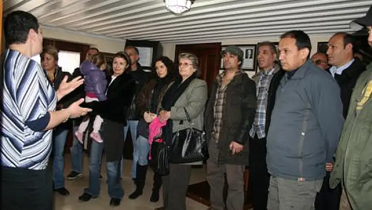 Antalya Devlet Tiyatrosu oyuncuları Atatürk Evini gezdi