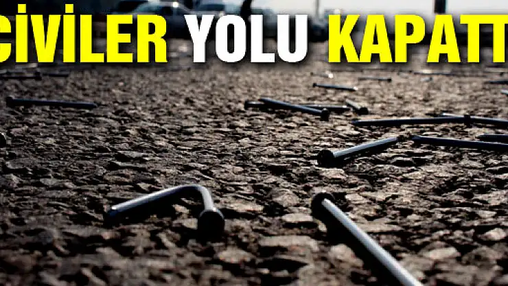 KAMYONDAN YOLA DÖKÜLEN ÇİVİLER TRAFİK KAPATTI