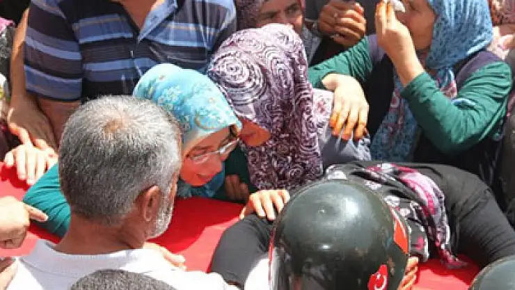 Şehit uzman çavuşa, nişanlısından gözü yaşlı veda