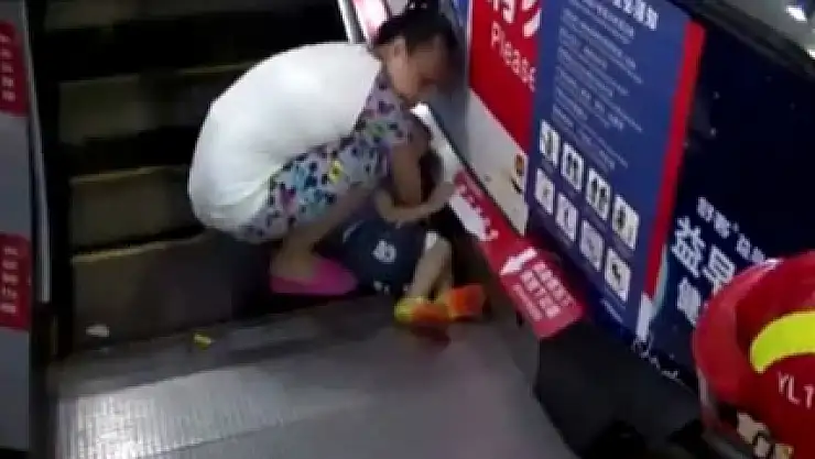 Yürüyen merdiven kullananlar dikkat!