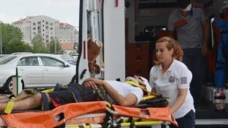 MOTOSİKLET YAYAYA ÇARPTI: 2 YARALI