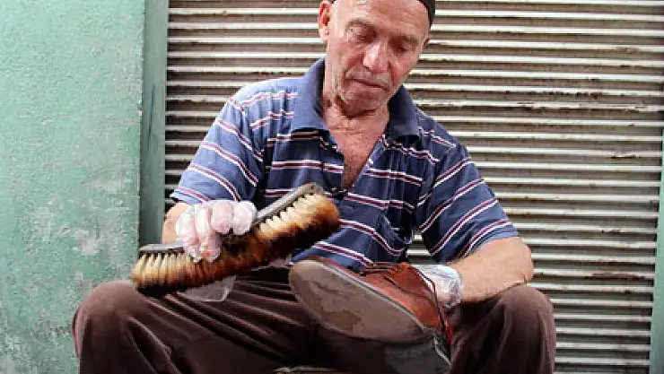 80 Yaşında, 66 Yıldır Ayakkabı Boyuyor