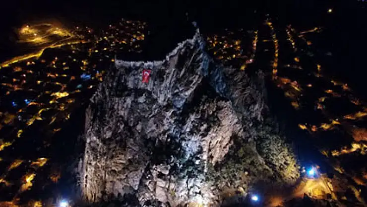 AKUT, Karahisar Kalesi'ne dev Türk Bayrağı astı!