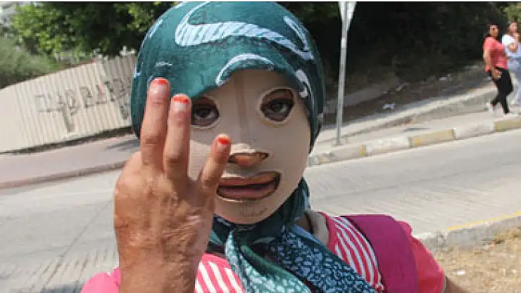 Savaş mağduru kız çocuğu maskeyle yaşıyor