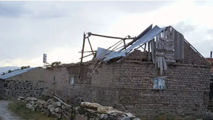 Hortum çatıları uçurdu