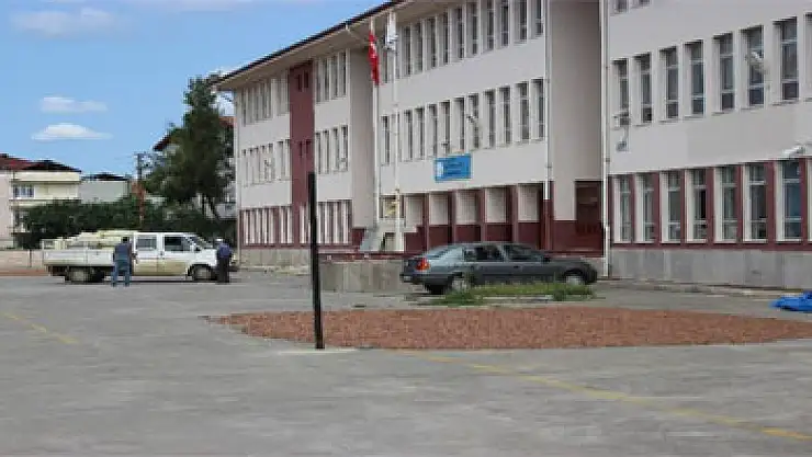 Okul Bahçesi Fındık Harmanı Oldu