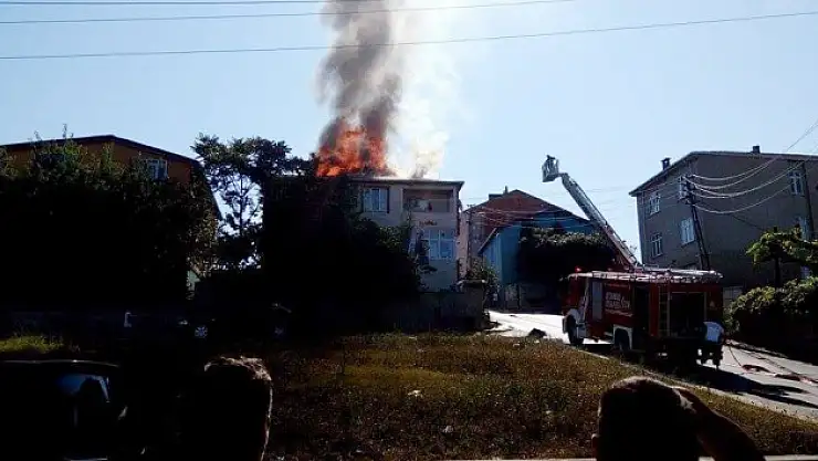 Sultanbeyli'de 3 katlı binanın çatısı alev alev yandı