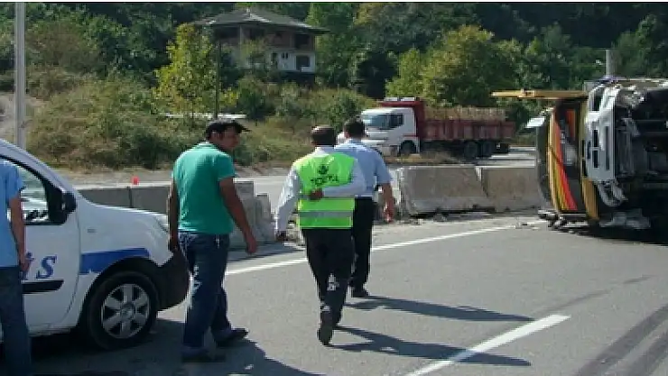 D-650 karayolunda mobilya yüklü kamyon devrildi