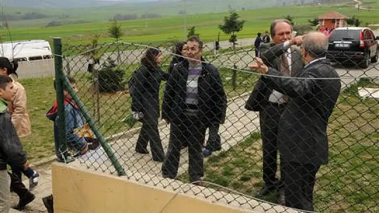 Öğrencilere imza dağıttı, öğretmenlerin derdini dinledi