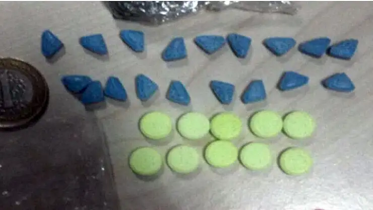 Polis 2 uyuşturucu satıcısını suçüstü yakaladı