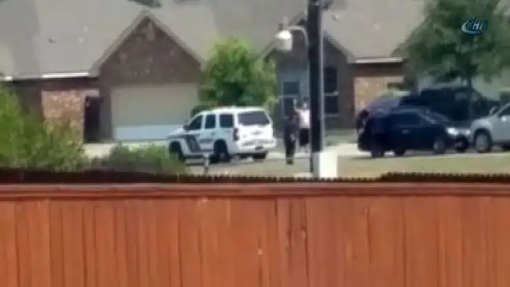 Amerikan polisi teslim olmak için ellerini kaldıran şahsı vurdu